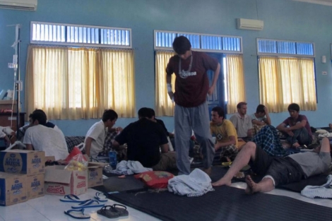 Varios de los inmigrantes rescatados tras el naufragio en Java. | Reuters