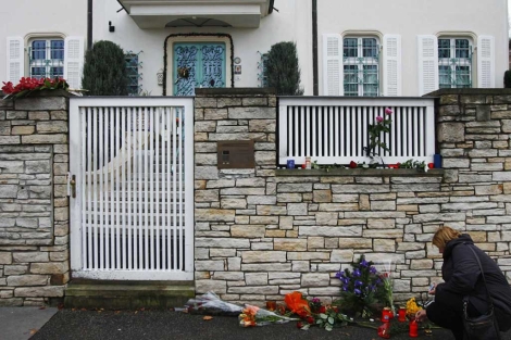 Los checos se acercan a la casa de Havel para dejar flores.| Reuters