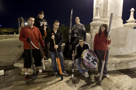 Jugadores de 'jugger' en el Puente del Mar. | Benito Pajares