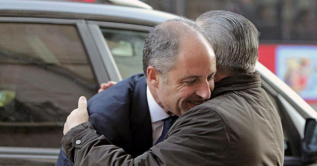 Francisco Camps y Miquel Domnguez se abrazan a las puertas del TSJ | M. Bruque