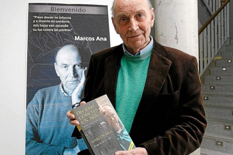 Marcos Ana con su libro autobiogrfico. | Efe