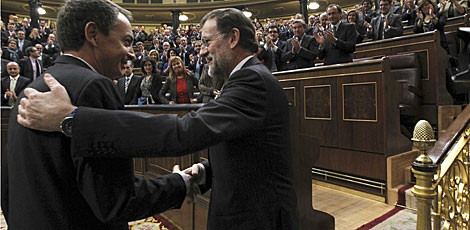 Zapatero felicita a Rajoy tras la votación. | Reuters