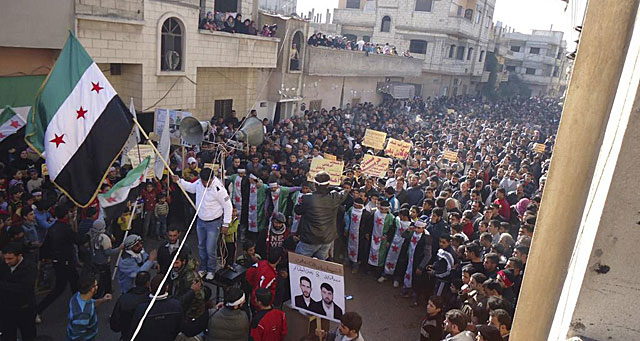 Manifestantes sirios contrarios al rgimen de Asad se manifiestan en Bab Amro (Homs). | Reuters