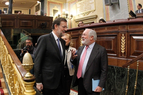 Rajoy y Caete charlan en el Congreso en la segunda jornada de investidura. | Efe