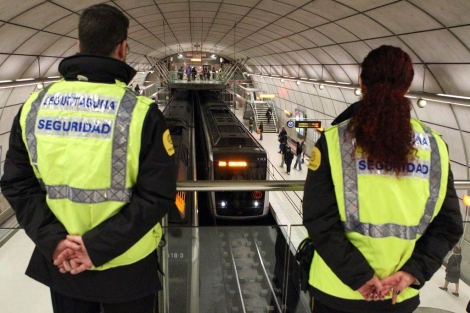 Dos empleados de seguridad vigilan en una de las estaciones del metro. | Efe