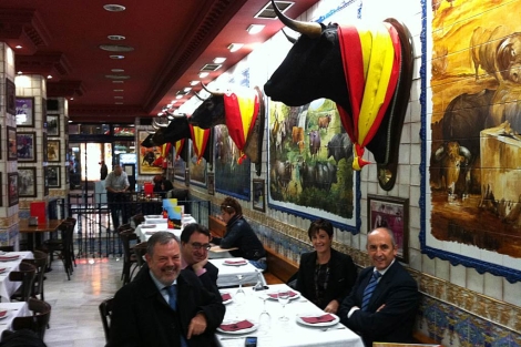 Aspiazu, Esteban, Tapia y Erkoreka posan en el restaurante madrileo.