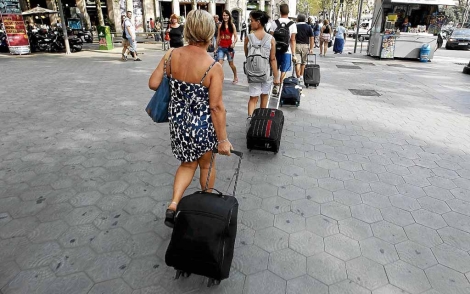 Varios turistas por Barcelona. | EL MUNDO