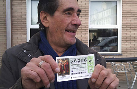 Un propietario del número del Gordo en Huesca.| Efe