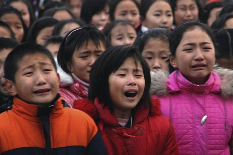 Nios norcoreanos lloran desolados la muerte de Kim Jong-il. | Ap