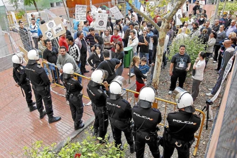 Policias custodiando un desahucio en San Vicente del Raspeig. | Ernesto Caparrs