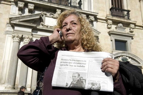 Encarnacin Montes, hermana del preso, ante la sede del TSJA en Granada. | Jess G. Hinchado