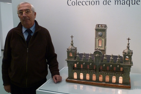 El autor, Manuel Pena, con su maqueta del ayuntamiento de Lugo. | S. P.