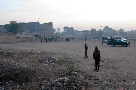Soldados pakistanes, en el lugar del atentado del campamento militar de Bannu . | Afp