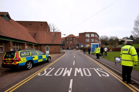 Polica a la entrada del hospital de Papworth de Cambridge. | Afp