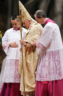 El Papa es ayudado para dar la Misa del Gallo. | Afp