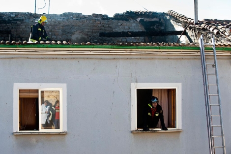 Los bomberos inspeccionan la vivienda tras extinguir las llamas. | Ical