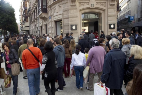 Colas en la inauguracin de la nueva tienda Apple en Valencia. | Benito Pajares