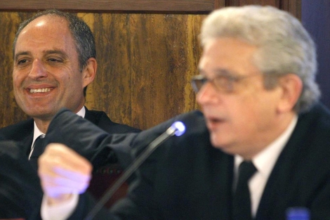 Francisco Camps, al fondo, durante la intervencin de su abogado | Pool.
