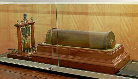 El aparato original de rayos X durante una exposicin en el Hospital General| Pep Vicens