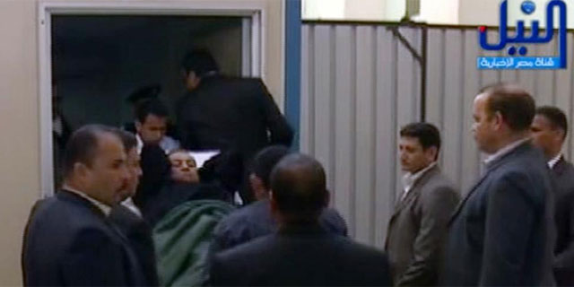 Mubarak es trasladado en ambulancia del avión a la sala del juicio en El Cairo. | Afp