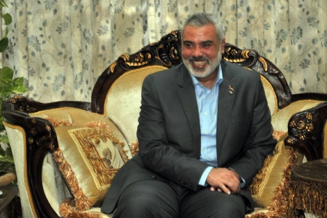 El primer ministro palestino, Ismail Haniya, en el aeropuerto internacional de Jartum. | Afp