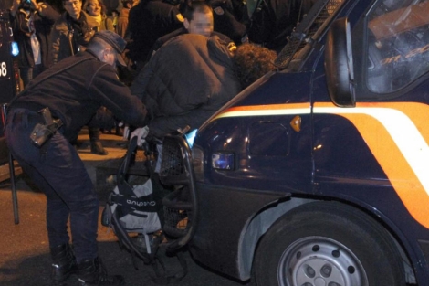 La polica detiene a uno de los manifestantes en Madrid. | Efe