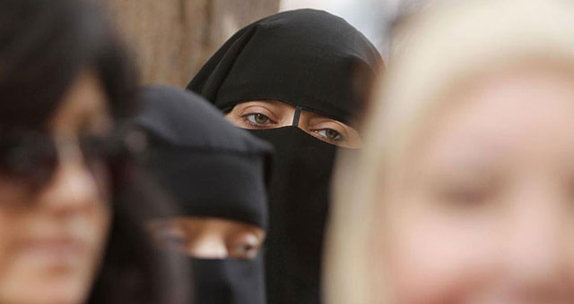 Mujeres con el rostro cubierto acuden a votar en las elecciones egipcias. | AFP
