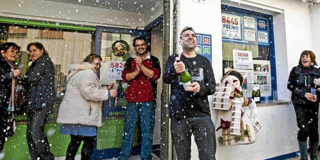 Vecinos de Gran celebran el primer premio de la Lotera de Navidad. | EL MUNDO