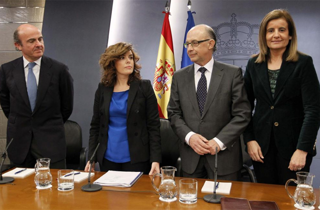 De izquierda de derecha, el ministro de Economía, Luis de Guindos, la portavoz Soraya Sáenz de Santamaría, el titular de Hacienda, Cristóbal Montoro, y la ministra de Trabajo, Fátima Báñez, tras la rueda de prensa. | Efe