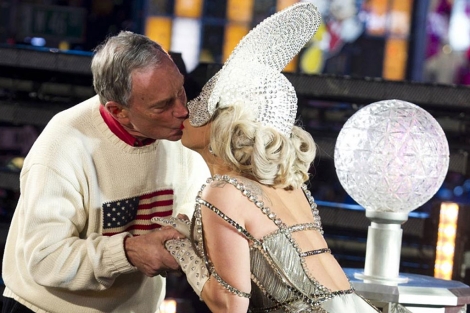 La ltima provocacin de Lady Gaga: besar al alcalde de Nueva York en Times Square. | Afp