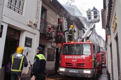 Los bomberos de Lugo mantendrn la vigilancia de los inmuebles durante todo el lunes. | Efe