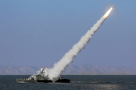 Un misil de alcance intermedio es lanzado desde un buque iran. | Afp