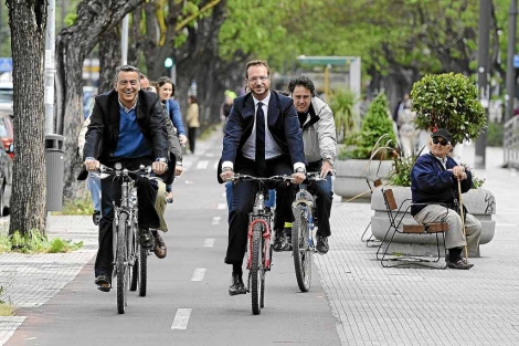 El diputado Javier de Andrs y el alcalde Maroto recorren la ciudad en bicicleta. | Nuria Gonzlez
