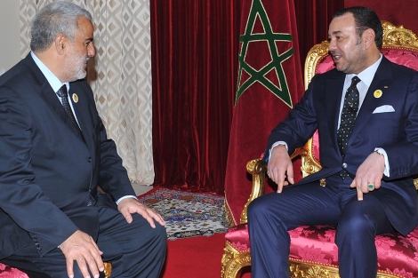 Benkirane (i), con Mohamed VI el pasado 29 de noviembre. | AFP