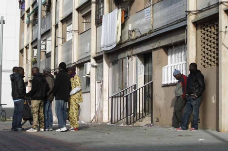 Vecinos del barrio del Bess, en la concentracin matinal de repulsa. | Quique Garca