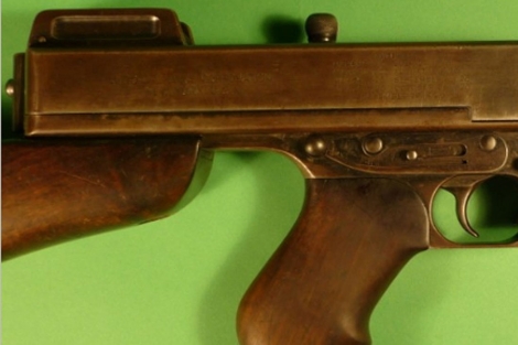 Detalle del subfusil Thompson de calibre 45.