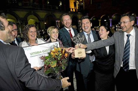 El alcalde celebra con orgullo el triunfo de Vitoria como 'Green capital' en Estocolmo.
