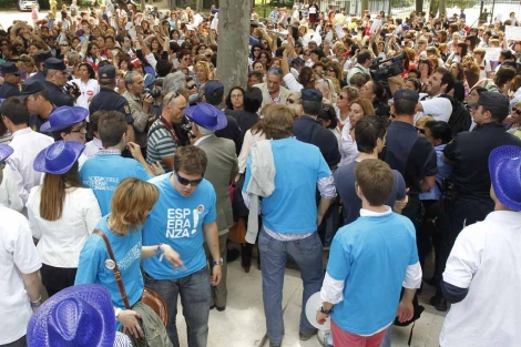 Trabajadores de ayuda a domicilio boicotean un acto de Aguirre en julio . | Sergio Gonzlez