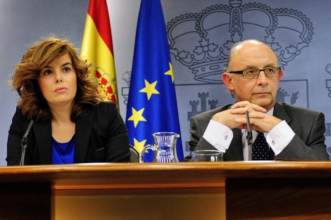 Sáenz de Santamaría y Montoro anunciando la medida. | B. Díaz