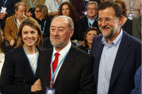 Gabino de Lorenzo, entre Cospedal y Rajoy, en 2011. | PP/Diego Crespo