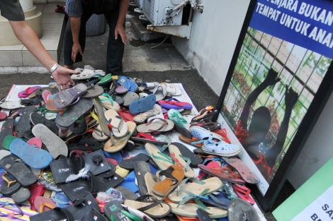Sandalias en el Centro para la Proteccin de la Infancia en Yakarta. | AFP