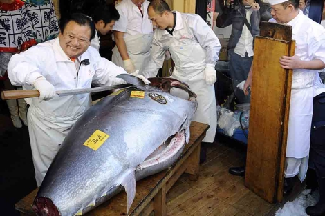 El comprador Kiyoshi Kimura, presidente de la cadena de Sushi-Zanmai, corta el atn. | Efe