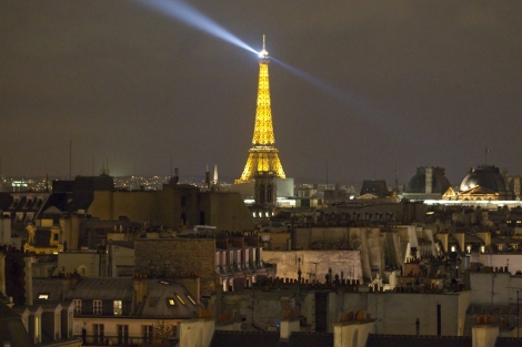 La Torre Eiffel preparada con un reflector para proyectar un halo de luz. | Efe