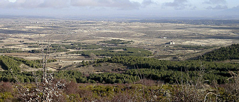 Vista area de Villacastn, en la provincia de Segovia, y la ermita al fondo a la derecha.