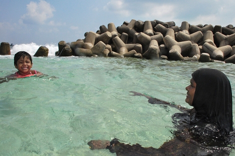 Una mujer con hiyab se baña en el mar en Male.