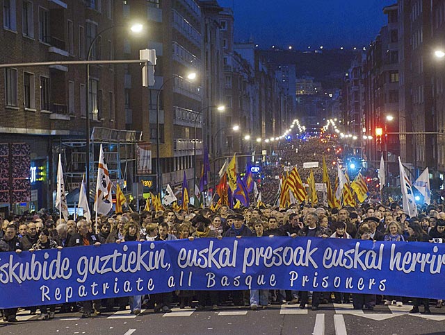 Miles de manifestantes piden el regreso de los presos en el centro de Bilbao. | Mitxi MS IMGENES