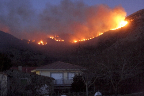 Vista del incendio desde el municipio de Valdesangil, prximo a Bjar. | Efe