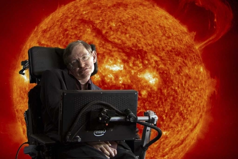 Hawking, ante una imagen del Sol. | NASA