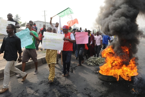Manifestantes protestan contra la subida de los carburantes en Lagos (Nigeria). | Afp