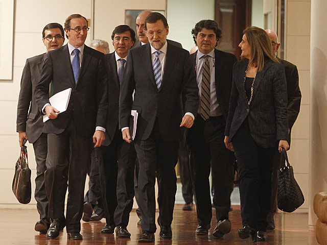 Rajoy, con parte de su equipo en el Congreso. | Jos Aym